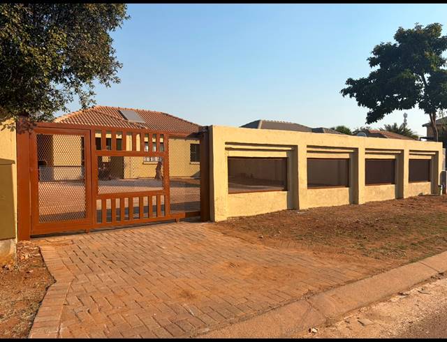 2 BEDROOM HOUSE FOR SALE IN ROSSLYN